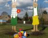 Puenktlich vor Ostern hatte ich die neue Dorfeingangsdekoration fertig. Die 4,20m hohen Figuren sind aus Holzplatten und Lackfarben entstanden
